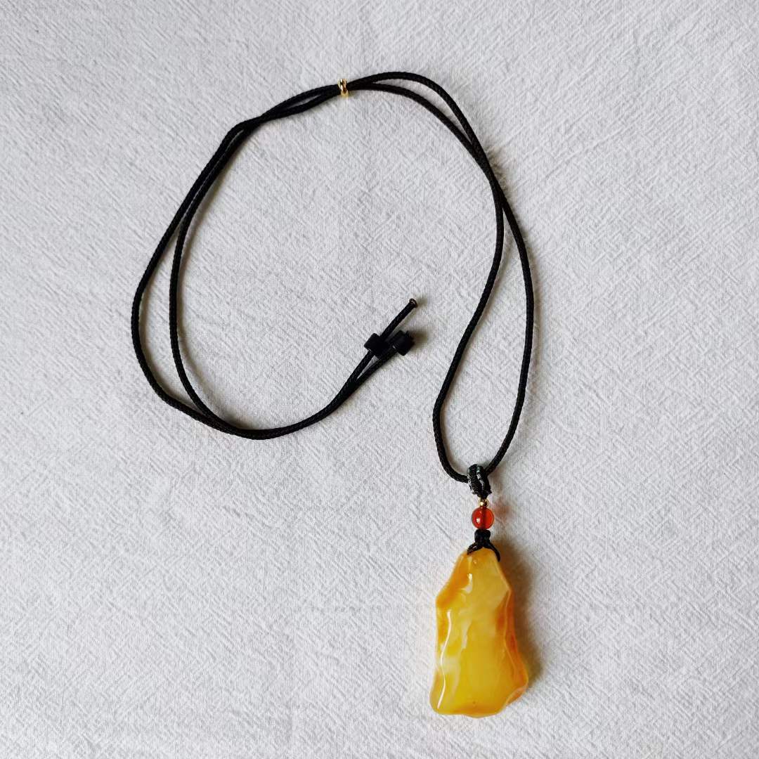 天然琥珀原石pendant